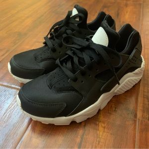 Women’s Nike Air Huarache Run Size 8